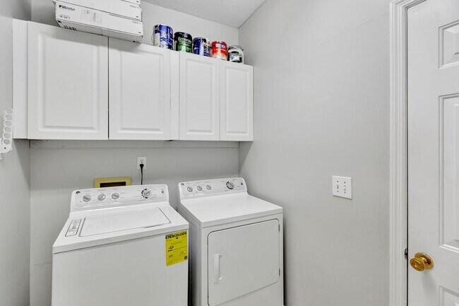 Building Photo - Charming Charleston National Home