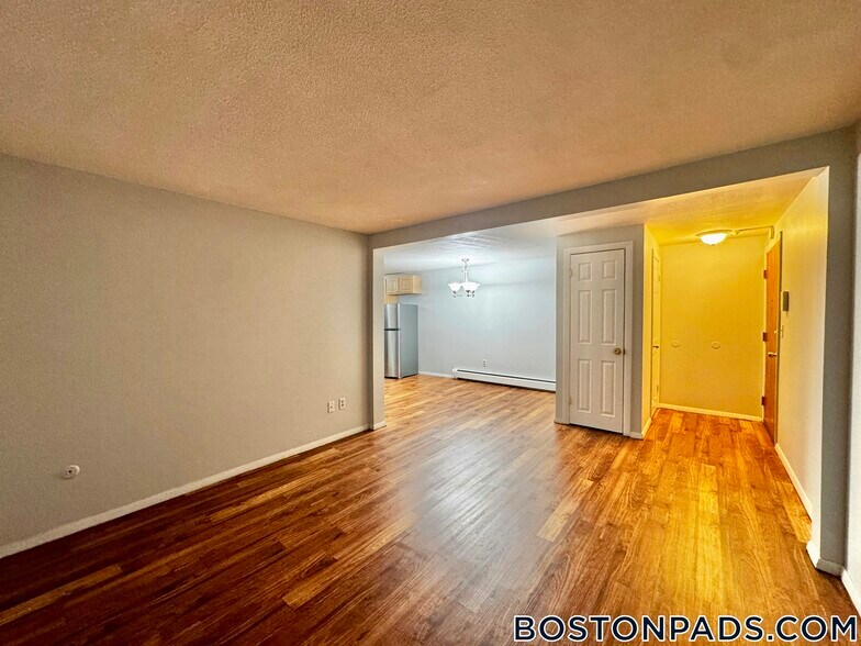 Building Photo - 695 N Main St