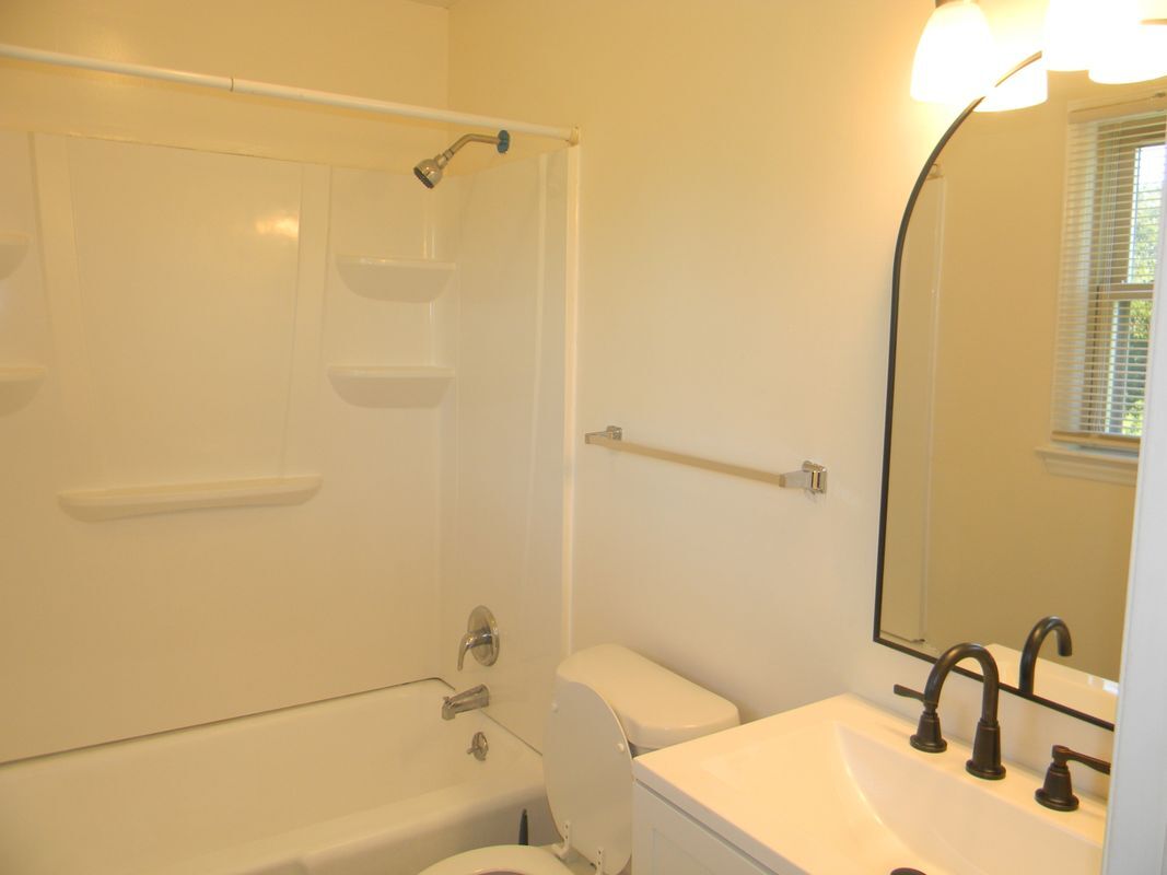 Building Photo - 802 Westview Ct