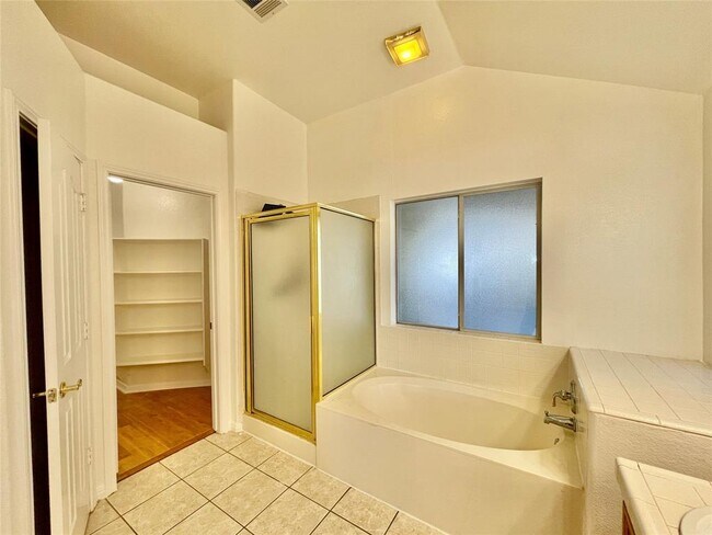 Building Photo - 2204 Zoa Dr