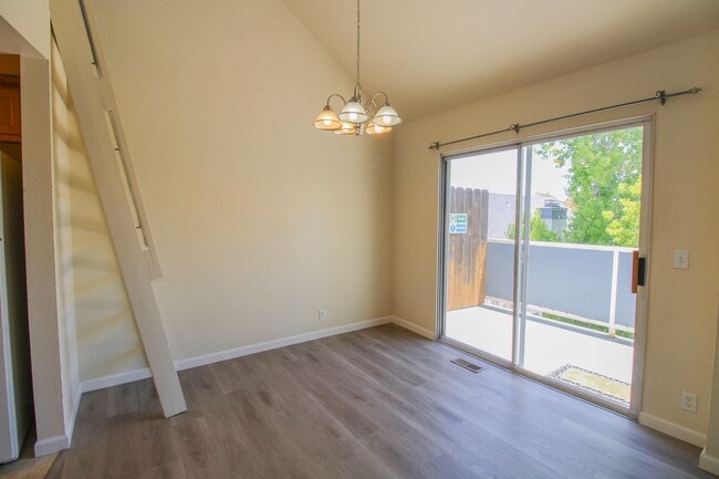 Building Photo - 2 Bedroom, 2 Bathroom + Loft - Top Floor Condo in Parkwood Village