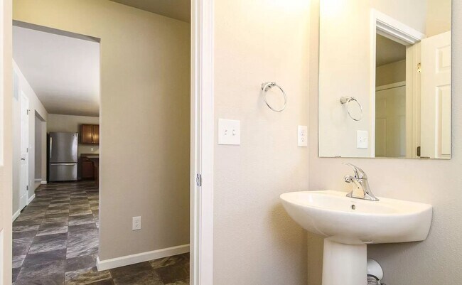 Building Photo - Newer 4 Bedroom Home for Lease