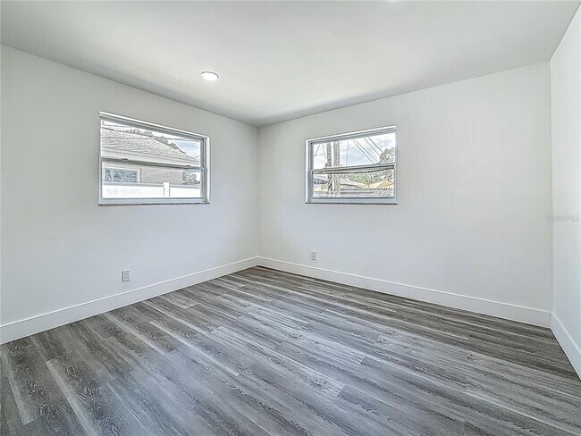 Building Photo - 1755 Shore Acres Blvd NE