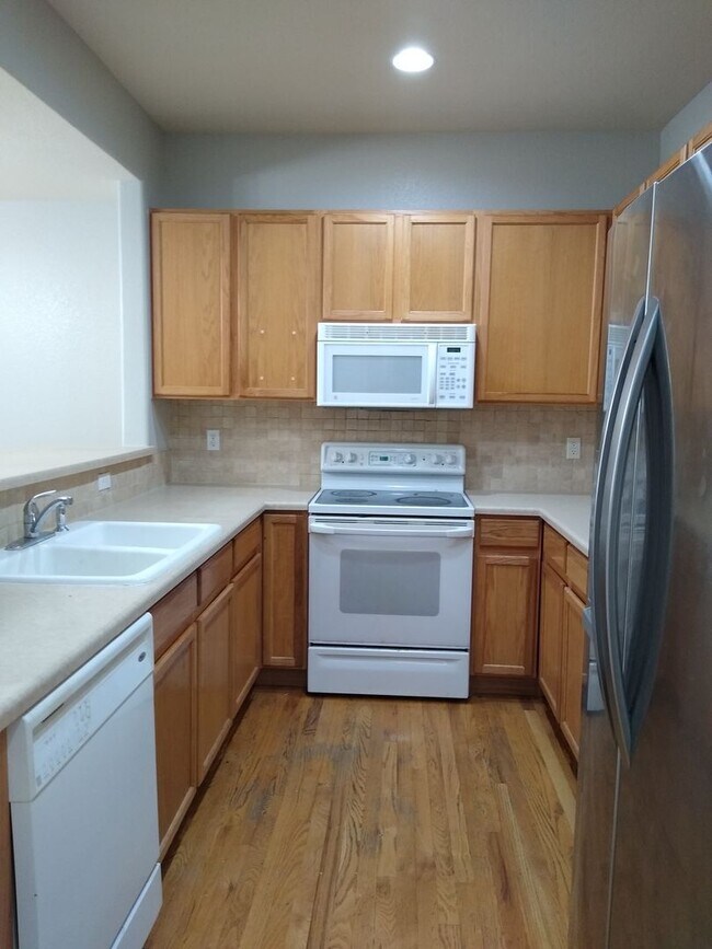 Building Photo - Fabulous Townhome Near Cherry Creek State ...
