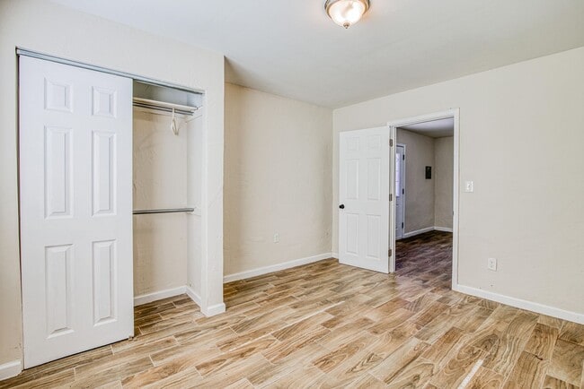 Building Photo - Great Location