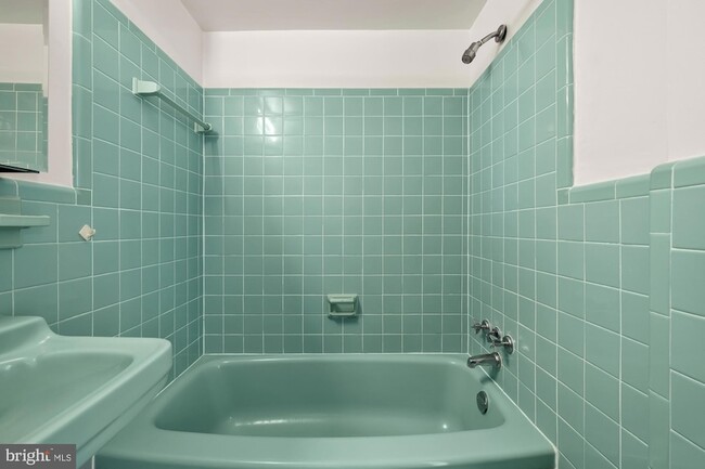 Building Photo - 4390 Lorcom Ln