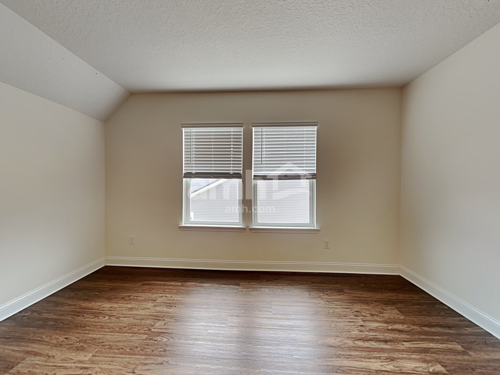 Building Photo - 917 Sunny Stroll Dr