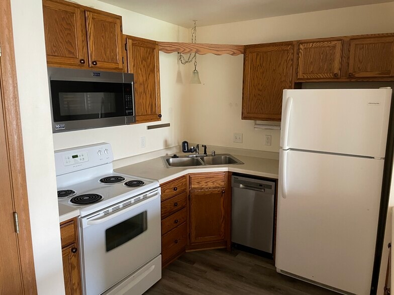 Building Photo - 566 Athletic Way