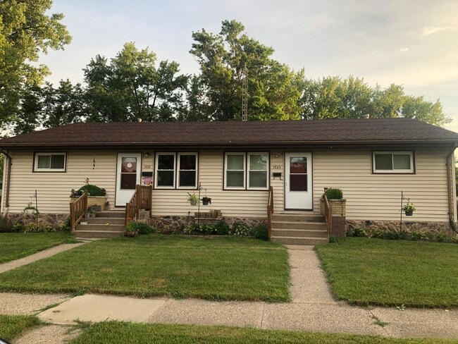 Primary Photo - 4th St. Duplex East Side