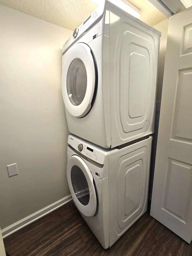 Building Photo - 1829 Alyssum Pl