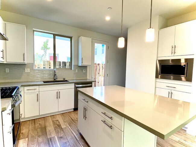 Building Photo - Beautiful Newer Townhome!!!!