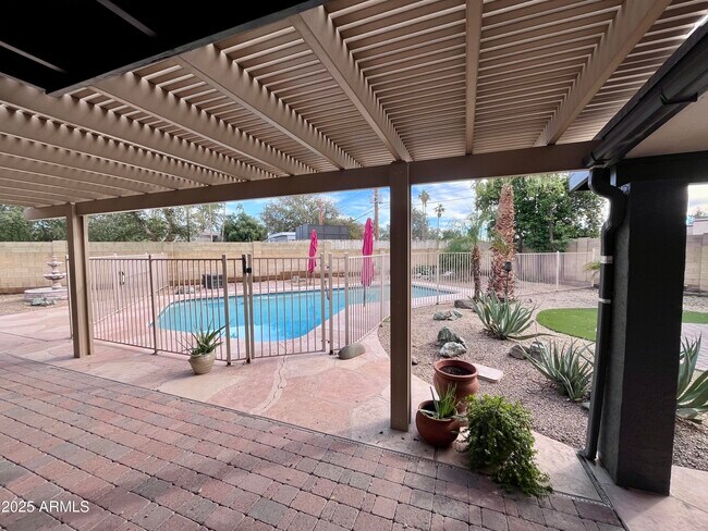 Building Photo - 2129 E Huntington Dr