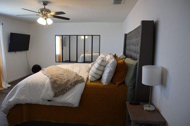 Building Photo - Two-story, 5 bed room, 3 bathroom, 3 livin...
