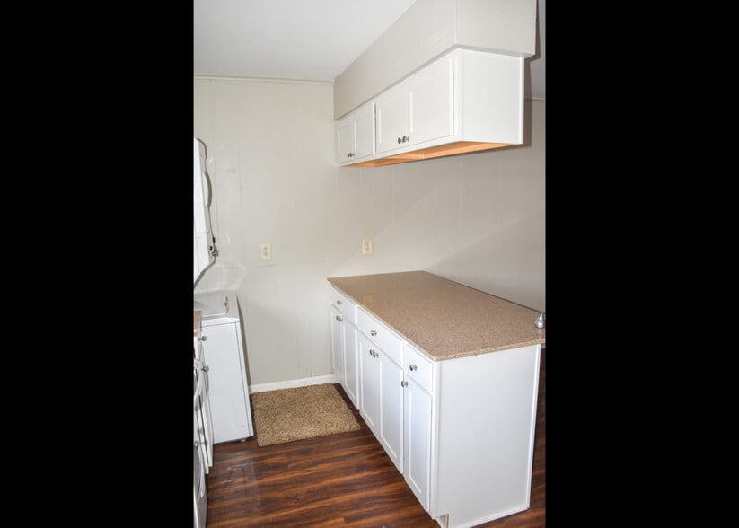 Building Photo - 134 W 9th Ave