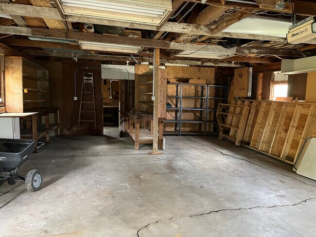 Building Photo - 1420 Monroe Ave