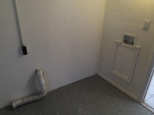 Building Photo - 10052 Kenworthy St