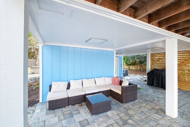 Building Photo - 22103 Lakeview Dr