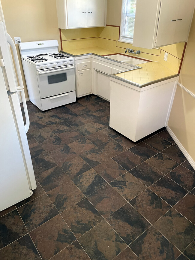 404 Landfair Avenue #2, Westwood, CA 90024 - Kitchen - 400 Landfair Ave