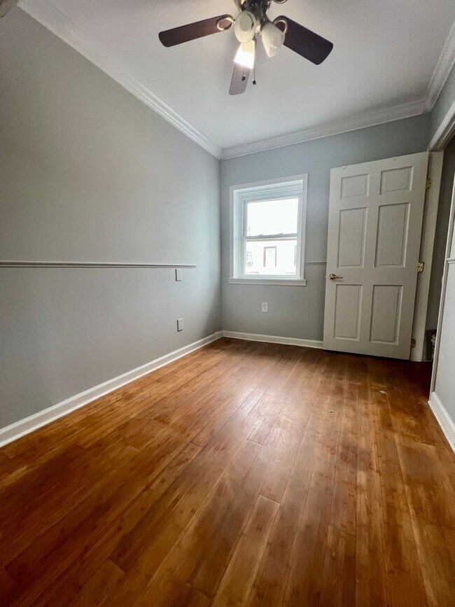 Building Photo - Stunning 4-Bedroom Townhome in the Heart o...