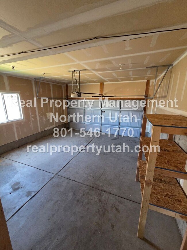 Building Photo - 4 Bed 3 Bath Syracuse Home Available!