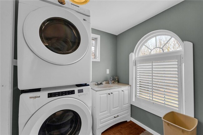 Building Photo - 307 Moore Ave