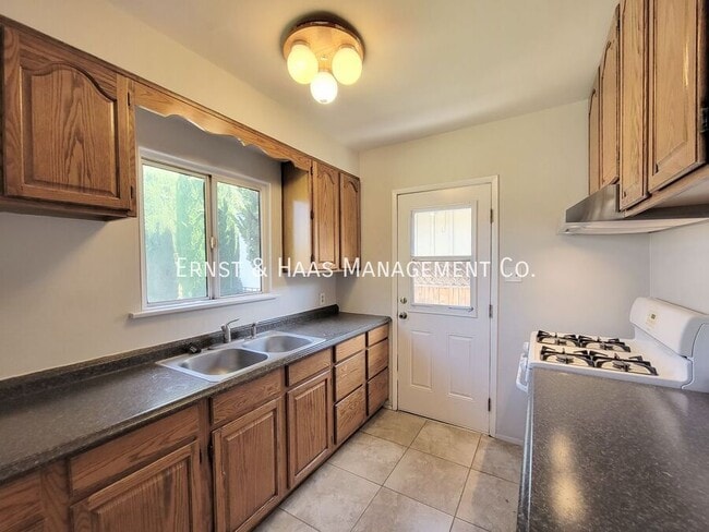 Building Photo - 3527 Pine Ave