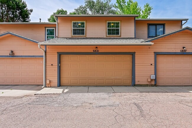 Building Photo - 3 Bed/1.5 Bath - Townhome in Colorado Spri...