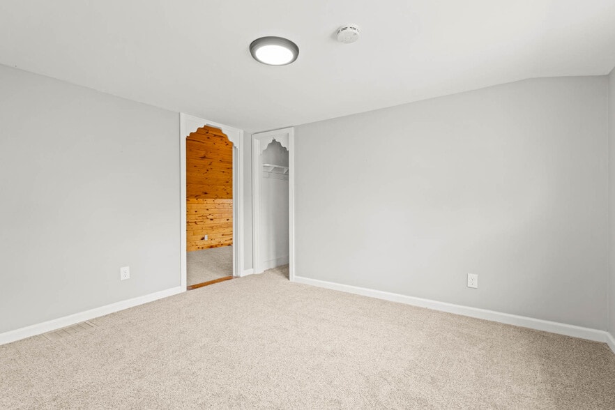 Building Photo - 208 S Swan St