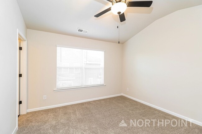 Building Photo - Beautiful 3BR 3.5BA Townhome w/ Full Appliance Kitchen Garage Parking in University