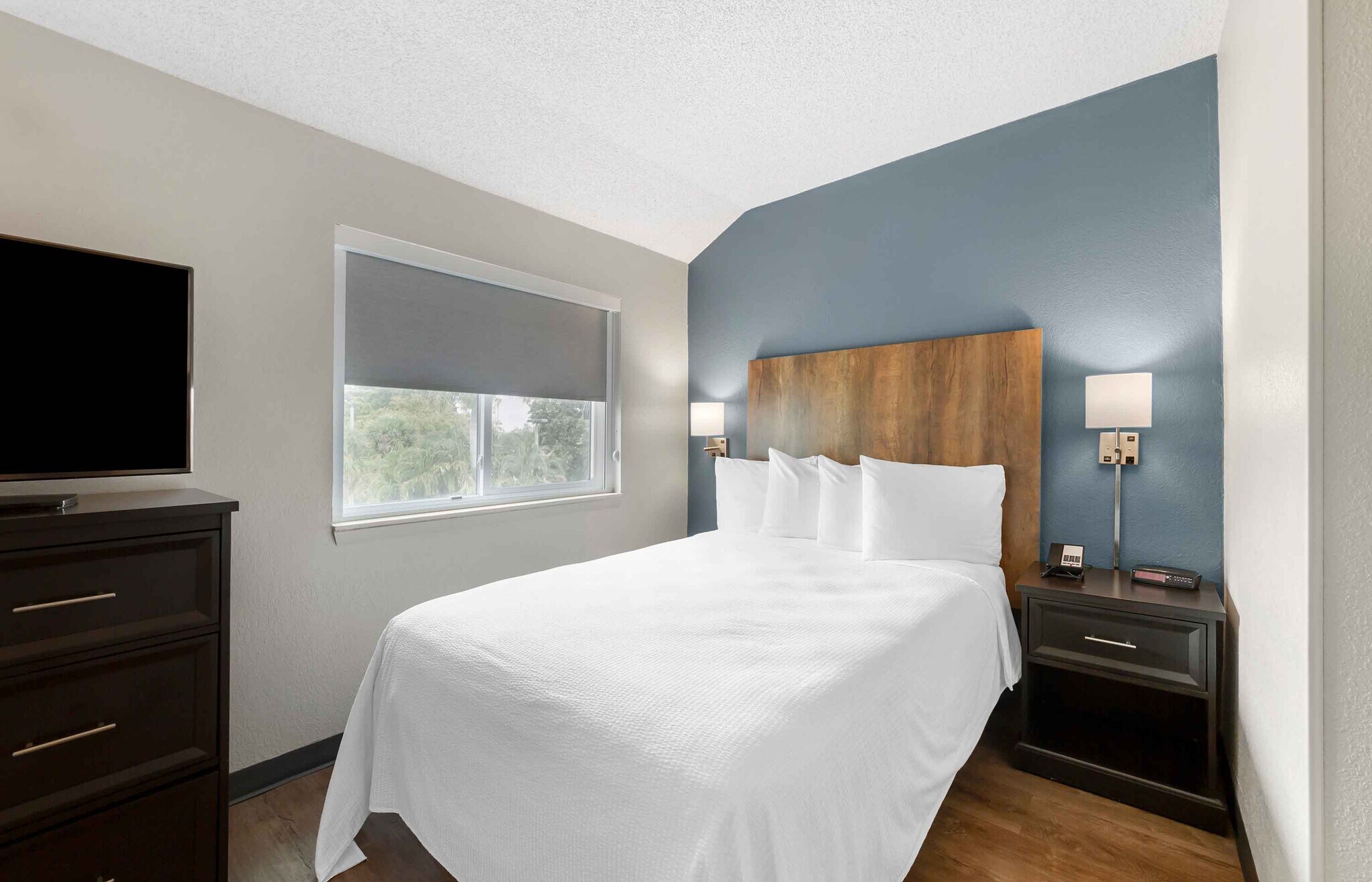 Building Photo - Furnished Studio-Miami - Airport - Miami Springs