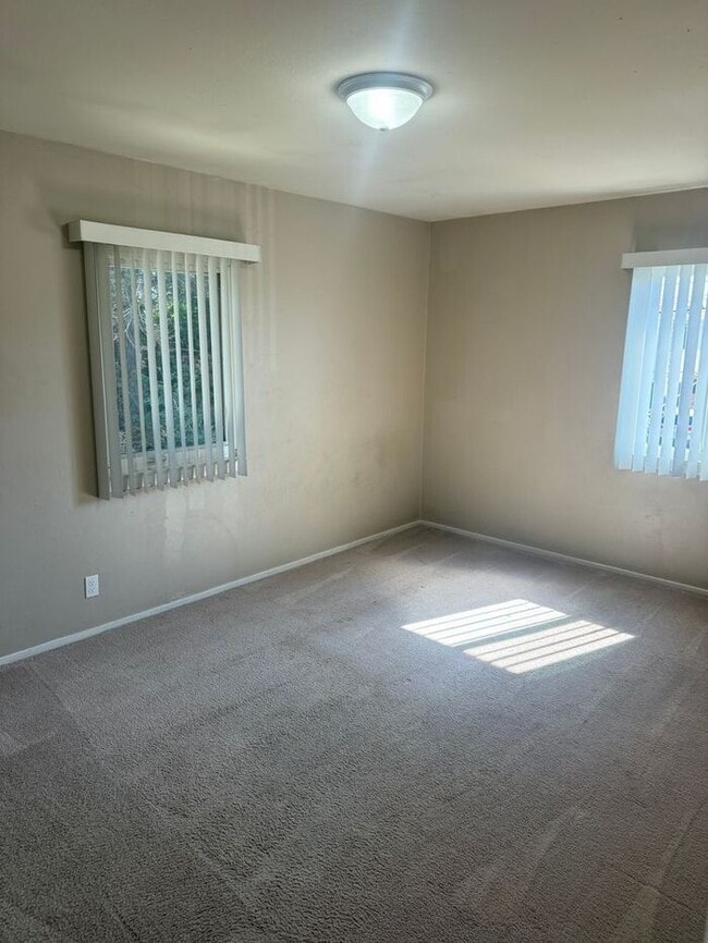 Building Photo - Great 2 Bedrooms 1 Bath