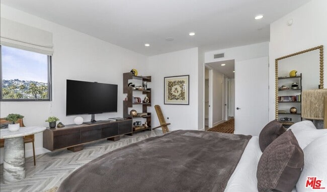 Building Photo - 137 N Doheny Dr