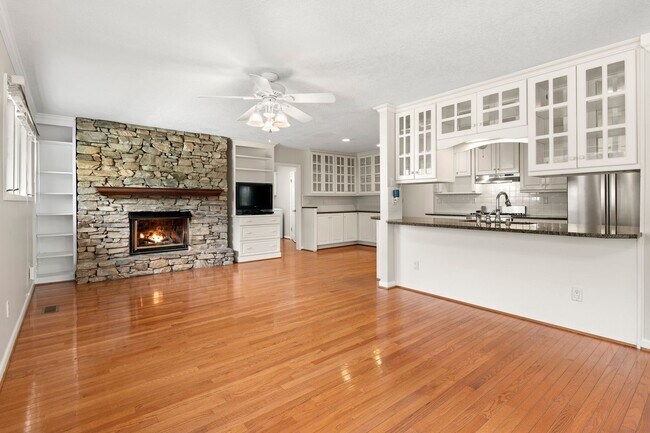 Building Photo - Spacious Updated Ranch