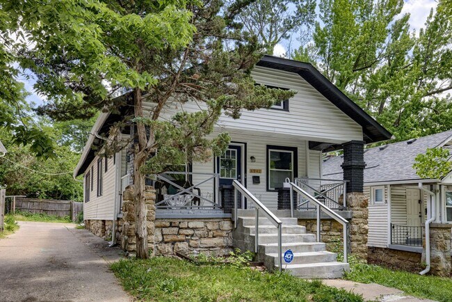 Building Photo - Great 2 bedroom 2 FULL bath home