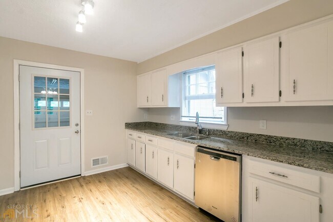 Building Photo - 58 Fair Oaks Dr SE