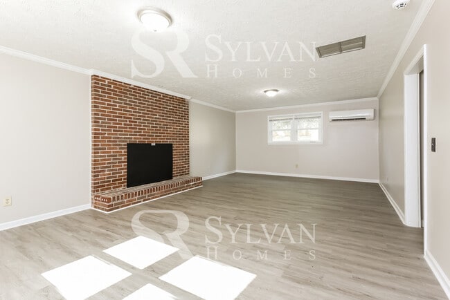 Building Photo - Your DREAM home awaits