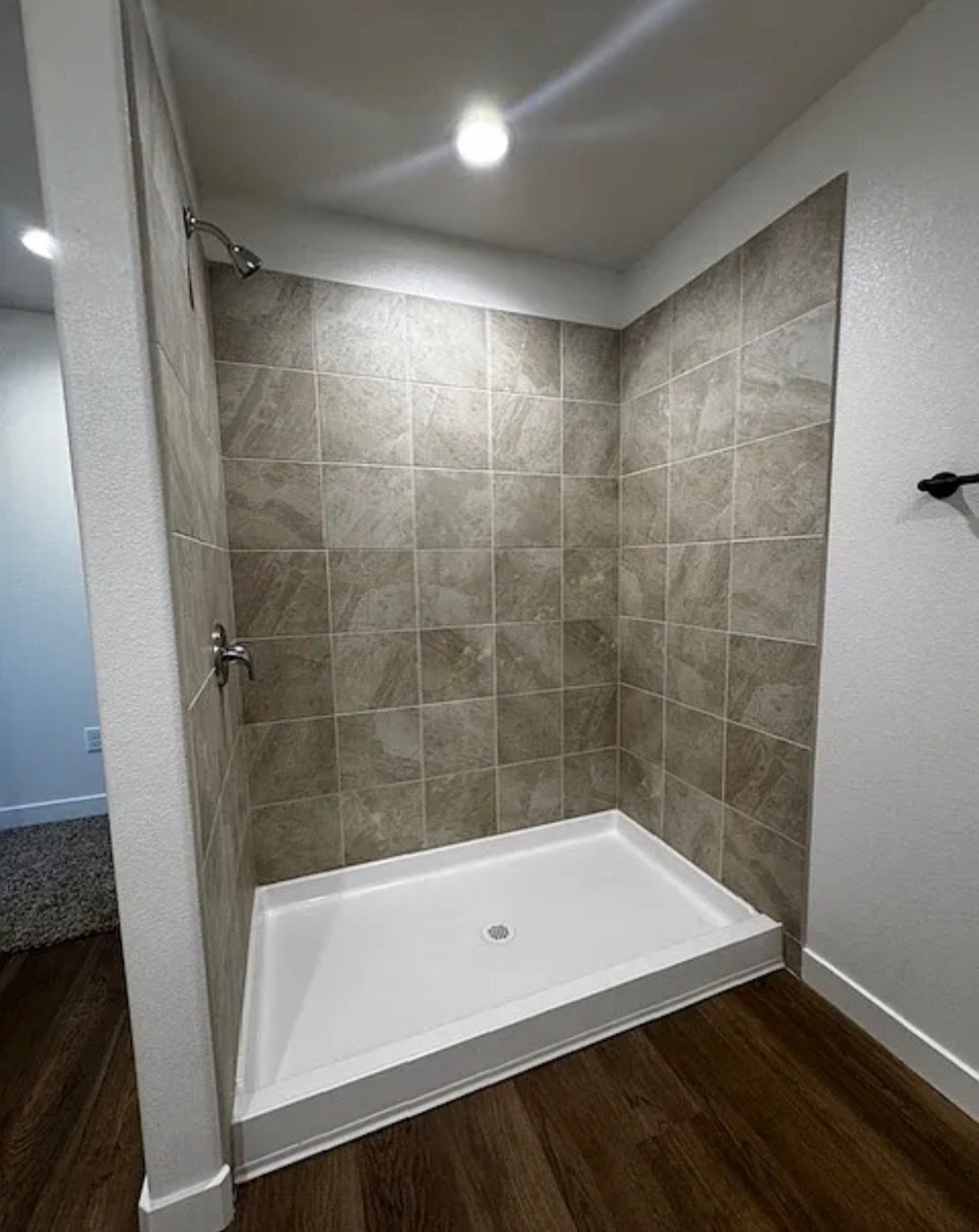 Building Photo - 719 S Bellflower Dr