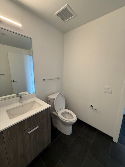 Building Photo - 450 E Waterside Dr