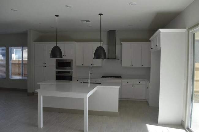 Building Photo - 2430 Bastidas Dr