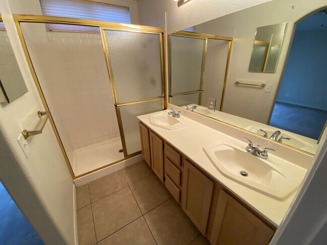 Building Photo - 2 bed/ 2 bath home located in Peccole Ranch