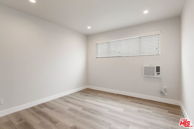 Building Photo - 2401 S Sycamore Ave