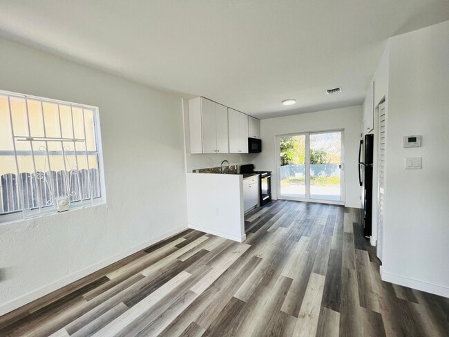 Building Photo - Fabulous Renovation! Gorgeous Three Bedroom and One Bath Home!