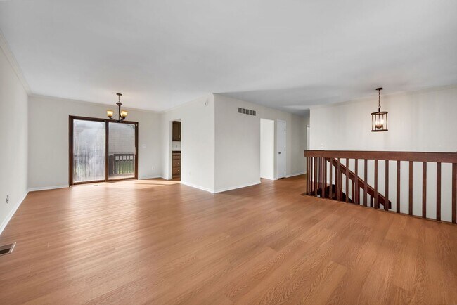Building Photo - 2700 Queenswood Dr
