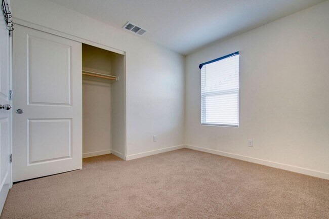 Building Photo - Terrific 4 bedroom available for rent - Al...