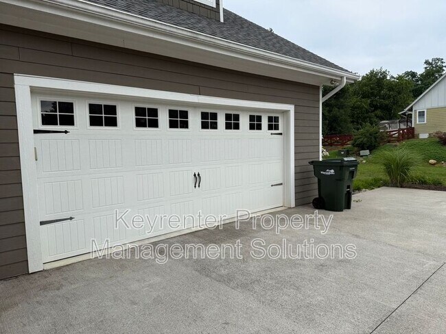 Building Photo - 2440 Belvue Rd