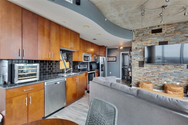 Building Photo - 360 Nueces St