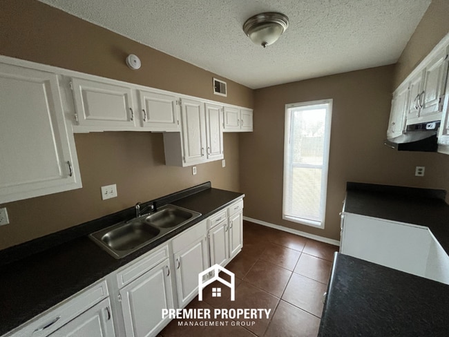 Building Photo - 3 Bedroom Home for Rent in Memphis | Formal Dining Room & Fenced Yard