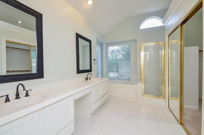 Building Photo - 1723 Crescent Green Dr