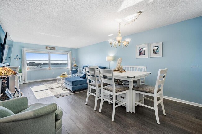 Building Photo - 4550 Cove Cir