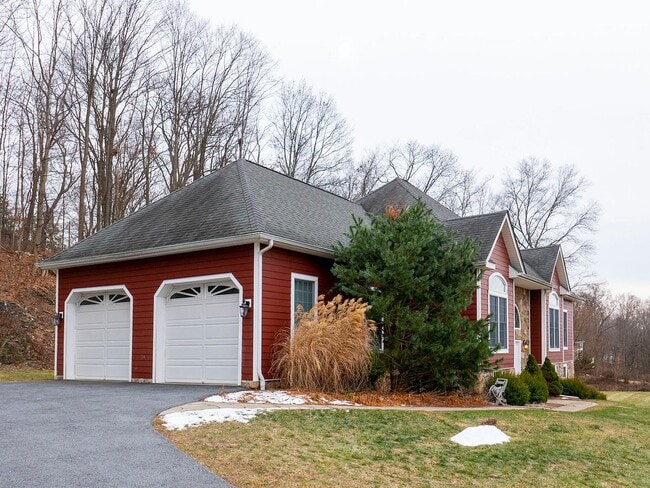 Building Photo - 35 Huyler Dr